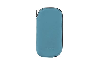 Funda para el móvil resistente al agua de la firma escandinava Rains. Está disponible en varios colores y cuesta 33 euros.