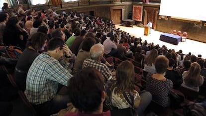 Vista de la asamblea de médicos celebrada ayer.