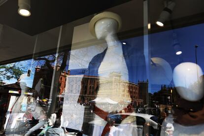 La Monumental madrileña se refleja en el escaparate de una tienda de ropa de la zona.