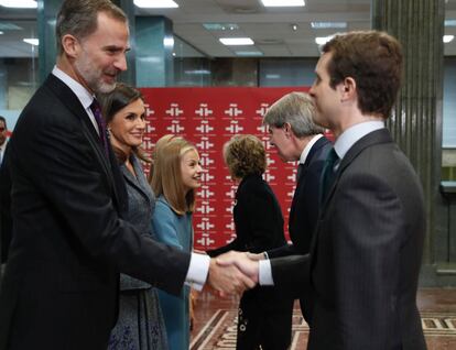 Los Reyes Felipe y Letizia, junto a la princesa Leonor, saludan al presidente del PP, Pablo Casado, y al presidente de la Comunidad de Madrid, Ángel Garrido.