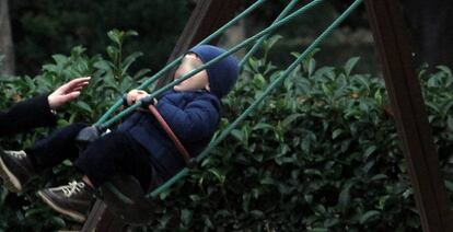 Foto de archivo de un ni&ntilde;o en el parque del Retiro de Madrid.