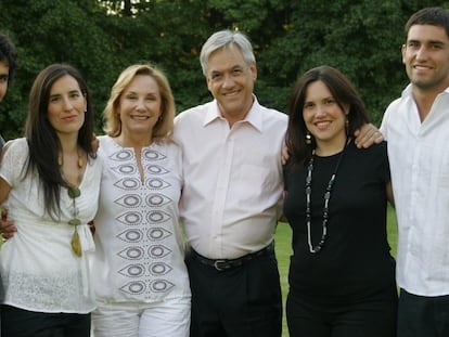 El presidente de Chile, Sebastián Piñera (cuarto por la izquierda), junto a su esposa Cecilia Morel (tercera por la izquierda) y sus hijos.