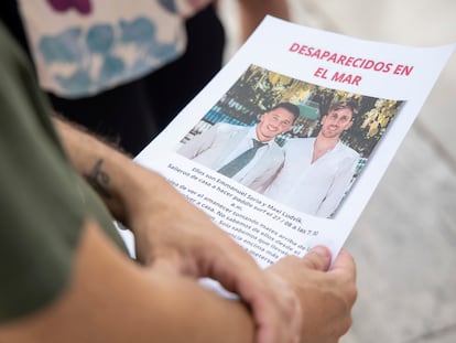 Un familiar Familiares de Emmanuel Soria y Maximiliano Ludvick sostiene un cartel con la imagen de los dos desaparecidos en la playa de Huelin (Málaga) cuando se encontraban practicando pádel-surf, el pasado día 27 de agosto.
Foto: Garcia-Santos