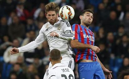 Sergio Ramos cabecea ante Barral.