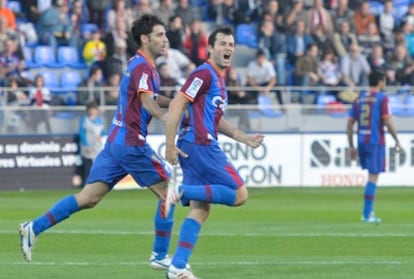 Camacho, a la derecha, celebra un gol junto a un compañero.