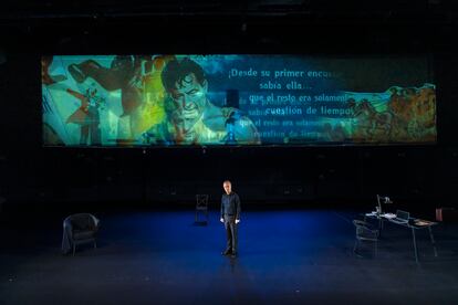 Escenografía de la obra 'Oceanía', con el actor Carlos Hipólito en medio de las tablas.