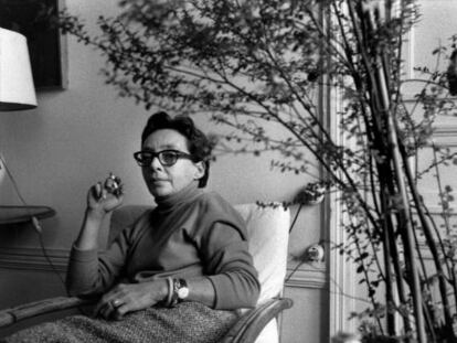 Marguerite Duras, en su casa de Par&iacute;s en 1965.