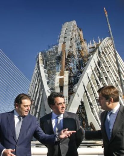 Santiago Calatrava (center) visiting his City of Arts and Sciences complex in Valencia during construction.