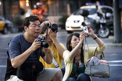 Los turistas fotografían la casa Batlló de Barcelona.