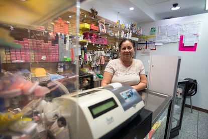 Desde hace 10 años, Arlé es la encargada de una peluquería que tiene con su familia. En el mostrador del negocio se ofrecen dulces, accesorios y productos para el cabello. “Yo siempre invento y sigo aquí luchando. Solo tengo dos empleados porque muchos se han tenido que ir para sostener desde el extranjero a su familia que aún reside en el país”. Aunque la clientela de la peluquería es menor, no desiste de la idea de que el país avance en una mejor dirección. Destaca que en Venezuela, actualmente, se sobrevive con las ayudas que se brindan entre familiares. Las remesas se han convertido en la salvación de quienes tienen a un hijo, un sobrino u otro familiar en el extranjero. este sistema se ha consolidado como la segunda fuente de ingresos al país, después del petróleo, según la firma venezolana Ecoanalítica. En solo tres años, el envío de remesas pasó de 78 millones de dólares en 2016 (algo más de 70 millones de euros), a cerca de 3.700 millones de dólares en 2019 (unos 3.326 millones de euros). Además del dinero en metálico, los medicamentos son otra ayuda vital para quienes quedan en Venezuela. “Mi yerno siempre está preocupado por mí y cada vez que viaja nos trae a su madre y a mí las medicinas que necesitamos”, explica. El desabastecimiento del 85% en farmacias y hospitales he llevado a los venezolanos a pedir en redes sociales aquello que necesitan. De cada 10 medicinas que se buscan, sólo se encuentran una y media.