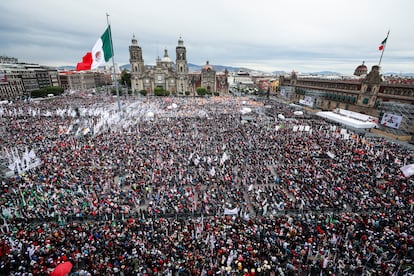 Vista general del Zcalo esta ma?ana, durante el evento de los 100 das de Gobierno. 