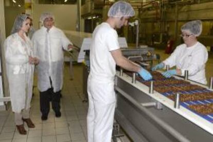 La consejera de Agricultura, Silvia Clemente (i), y el consejero delegado del Grupo Panrico, Juan Casaponsa (2i), durante una visita a la nueva línea de producción de la fábrica de esta empresa alimentaria en Valladolid. EFE/Archivo