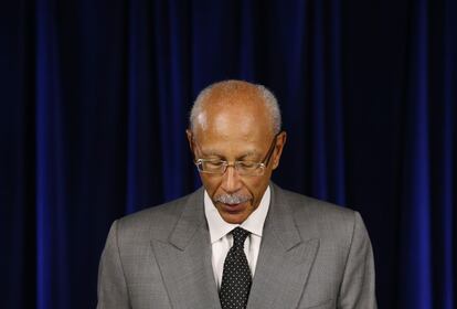 El alcalde de Detroit, Dave Bing, habla en una conferencia de prensa en Detroit este martes, 3 de diciembre de 2013.