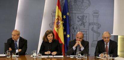 La vicepresidenta del Gobierno, Soraya Sáenz de Santamaría, junto a los ministros de Educación y Cultura, José Ignacio Wert; Economía, Luis de Guindos ; y Hacienda, Cristóbal Montoro.