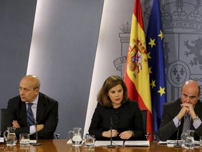 La vicepresidenta del Gobierno, Soraya Sáenz de Santamaría, junto a los ministros de Educación y Cultura, José Ignacio Wert; Economía, Luis de Guindos ; y Hacienda, Cristóbal Montoro.