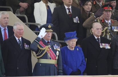 El príncipe Carlos, el jefe del Estado Mayor de la Defensa, Stuart Peach, Isabel II y el duque de Edimburgo, hoy.