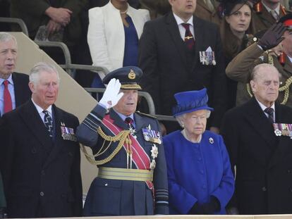 El príncipe Carlos, el jefe del Estado Mayor de la Defensa, Stuart Peach, Isabel II y el duque de Edimburgo, hoy.