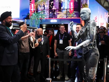 Una IA robot interactúa con el público en el Mobile World Congress (MWC), en Barcelona, España.