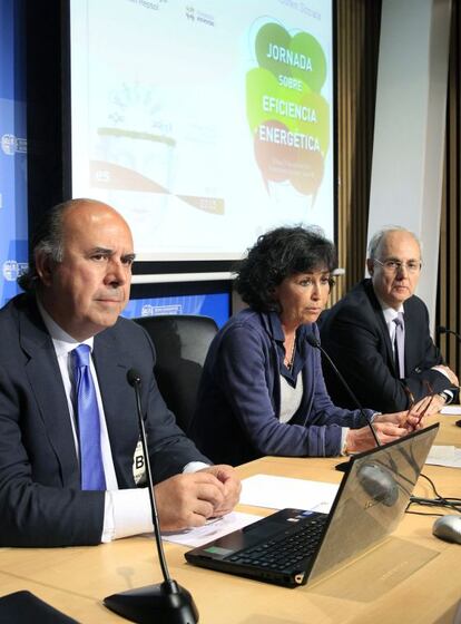 Pilar Urruticoechea, en el centro, junto a César Gallo,a  la izquierda, y Andreu Puñet.