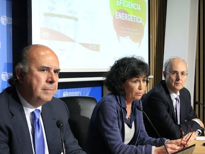 Pilar Urruticoechea, en el centro, junto a César Gallo,a  la izquierda, y Andreu Puñet.