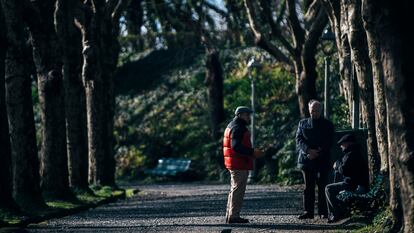 Varios pensionistas pasean por Santiago de Compostela.