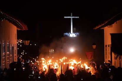 En la ciudad brasileña de Goias, se celebra la tradicional 'Fogaréu', donde miles de personas se concentran en la madrugada del Jueves Santo a las puertas de la iglesia de Nuestra Señora de la Buena Muerte.