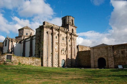 Existe una resolución de 2006 de la Dirección General de Bellas Artes y Bienes Culturales con la autorización para convertir el monasterio cisterciense de Santa María de Monfero, en A Coruña, en un hotel de lujo. La actuación no salió adelante debido a la crisis económica, pero Álvarez confía en algún proyecto parecido para ayudar a conservar el que fue uno de los conjuntos monásticos más poderosos y prósperos de Galicia, fundado en época altomedieval, en el siglo XII. “Este tipo de inversiones están muy bien siempre que sus impulsores se dejen guiar por los expertos para acometer una rehabilitación correcta y bien orientada”, apostilla. La iglesia está en buen estado (se ha realizado alguna restauración), pero el resto de las dependencias se encuentra en un grave estado de abandono.