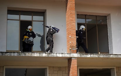 Agentes de Policía Nacional liberan a una secuestrada durante el simulacro organizado este miércoles por el Centro Nacional de Desaparecidos (CNDES).