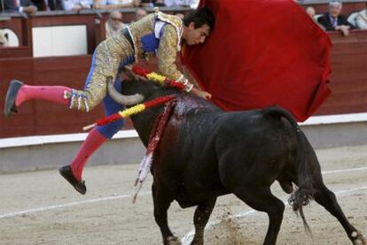 Saúl Jiménez Fortes, en el momento de ser cogido la primera vez durante la faena con la muleta.