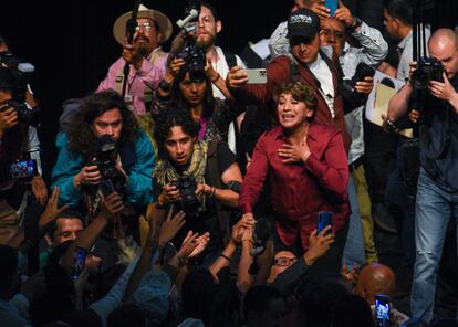 Delfina Gómez, candidata de Morena a la gubernatura del Estado de México, saluda a sus partidarios después de presentar su programa de gobierno, este lunes en Toluca.