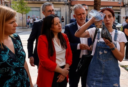 Vecinos de Catarroja protestan ante la delegada Pilar Bernabé; la alcaldesa, Lorena Silvent, y el ministro Ángel Víctor Torres, este miércoles por el estado del alcantarillado tras la dana.