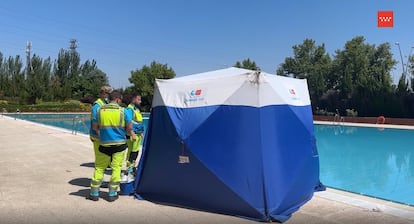 Efectivos del Summa 112, en la carpa donde se ha atendido al hombre, de 31 años, en la piscina de la Alhóndiga de Getafe.