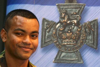 Jonhson Gideon Beharry, junto a la Cruz Victoria.
