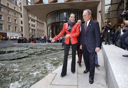 Cristina Iglesias y Michael Bloomberg charlan junto a la escultura &#039;Arroyos olvidados&#039;. Detr&aacute;s, Norman Foster.