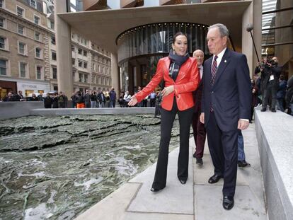 Cristina Iglesias y Michael Bloomberg charlan junto a la escultura &#039;Arroyos olvidados&#039;. Detr&aacute;s, Norman Foster.