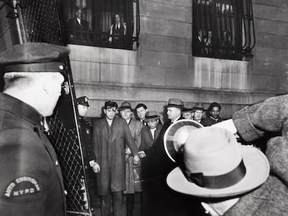 Fila india de sospechosos a las puertas del Juzgado de Guardia. Hacia 1941