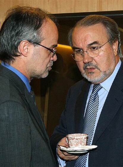 El consejero Antoni Castells conversa con el ministro Pedro Solbes.