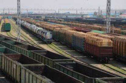 En la imagen, trenes rusos cargados con materias primas como madera, potasio, carbón y petróleo en un patio de transferencia en Manzhouli, Mongolia Interior, (China). EFE/Archivo