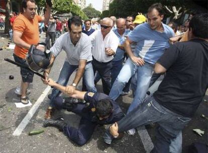 Un grupo de agricultores agrede a un policía en Almería