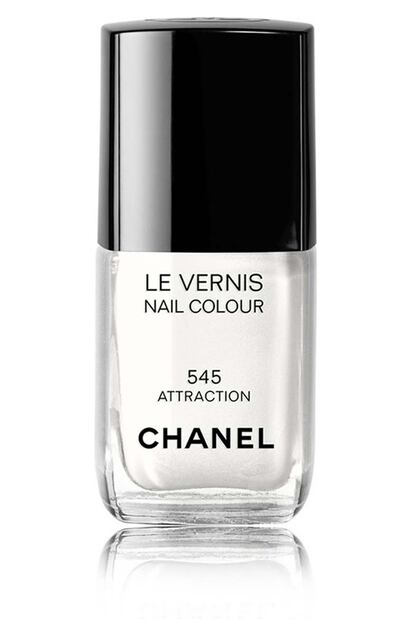 No era de extrañar que el blanco formase parte de la paleta cromática de esmaltes de Chanel, como este 'Attraction' (22,18 euros).