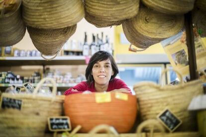 Esther Vivas, a la botiga biològica Ceres Natural, a Barcelona.