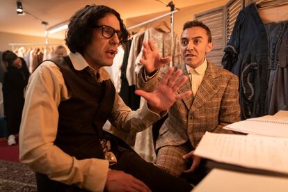 El ilusionista Miguel de Lucas y el actor Ángel Ruiz repasan texto antes de representar su escena en un programa de 'A este paso (no) estrenamos'.