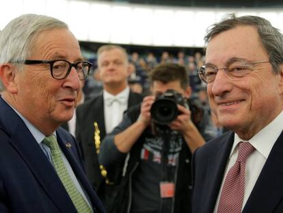 El presidente del BCE Mario Draghi juanto al presidente de la Comisi&oacute;n Europea en la celebraci&oacute;n del 20 aniversario del euro en el Parlamento Europeo 