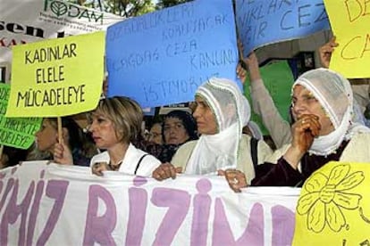 La protesta contra la tipificación del adulterio, esta mañana en Ankara.