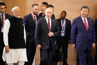 Desde la izquierda, el primer ministro indio, Narendra Modi; el presidente de Rusia, Vladímir Putin, y el presidente chino, Xi Jinping, durante la cumbre de los BRICS celebrada en Kazán, este miércoles.