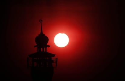 Vista de l'eclipsi parcial de sol a Jakarta (Indonèsia).