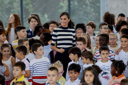 La Reina inauguró ayer  lunes de forma oficial el curso escolar 2023-2024 en el CEIP Plurilingüe do Camiño Inglés en A Coruña, acompañada por la ministra de Educación y Formación Profesional en funciones, Pilar Alegría, y el presidente de la Xunta de Galicia, Alfonso Rueda. La Reina inició una visita al centro comenzando por las aulas de Educación Primaria, y seguidamente recorrió las aulas de Educación Infantil, y el huerto del colegio. Finalizado el recorrido, doña Letizia mantuvo una reunión con la comunidad educativa del centro, en el aula de música.