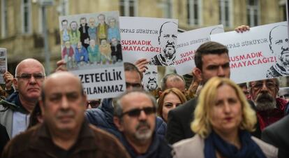 Manifestación en favor de la libertad de los periodistas turcos detenidos, el pasado 9 de abril en Estambul.