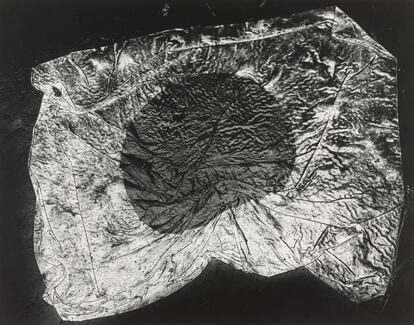 Imagen del fotolibro 'The Map', de Kikuji Kawada, con textos de Kenzaburo Oe.