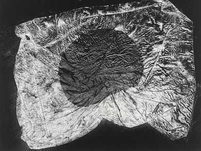 Imagen del fotolibro 'The Map', de Kikuji Kawada, con textos de Kenzaburo Oe.